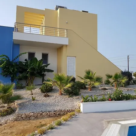 Modernes Mit Sonnenterrasse, Pool, Grill Und Einem Herrlichen Meerblick